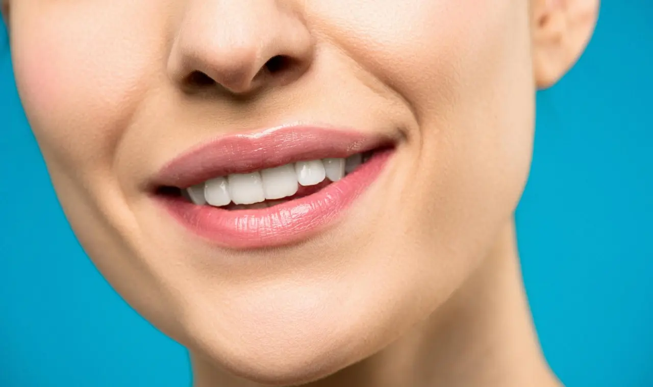 Faceta de resina ou porcelana: como escolher a melhor opção para o seu sorriso